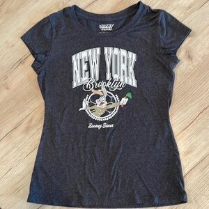 Looney Tunes women’s short sleeve T-shirt. Gray. Size M.